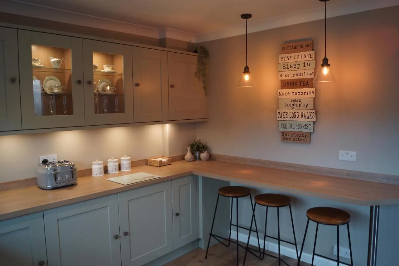 Corner Cottage - Character, Charm, Great Location. Ringwood 0*,