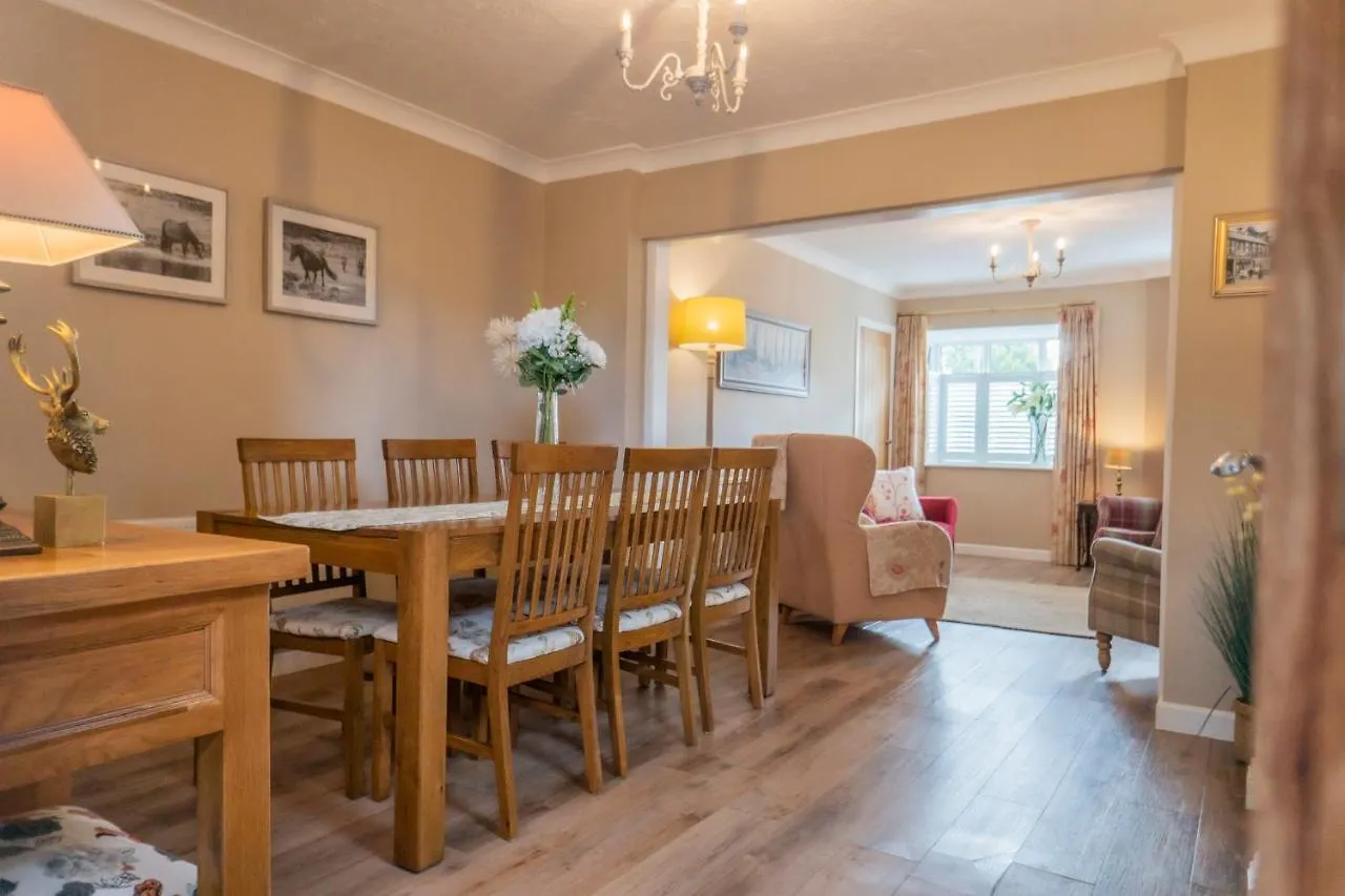 Corner Cottage - Character, Charm, Great Location. Ringwood 0*,