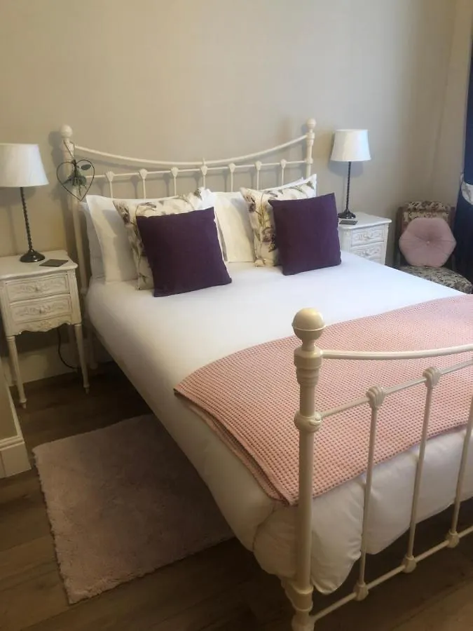 Corner Cottage - Character, Charm, Great Location. Ringwood Holiday home